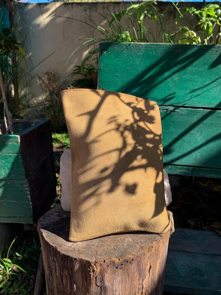 Bolsa de suede color camel para guardar yerba, hecha a mano con diseño artesanal de Solo Quiero Que Te Guste.